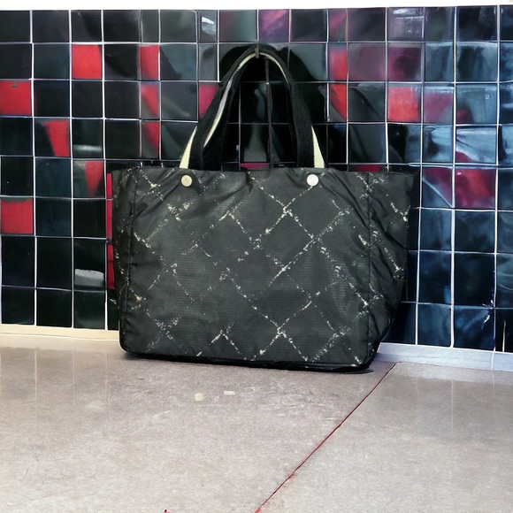 SOLD - CHANEL Tote - Picture 4 of 12